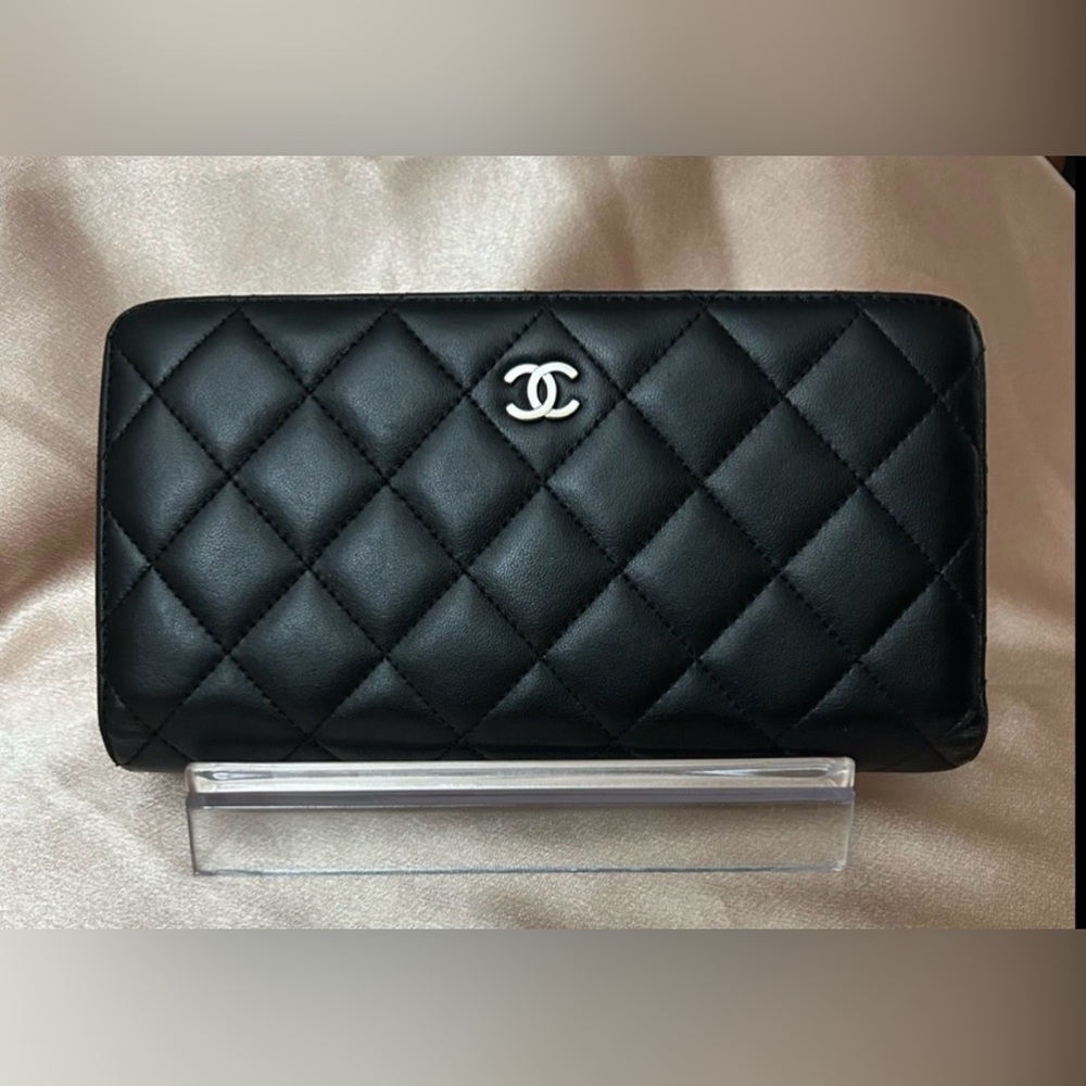 CHANEL Black Bifold Quilted Caviar Wallet